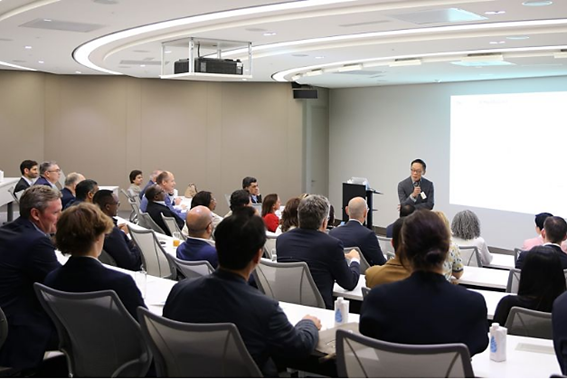 정태영 부회장이 현대카드 본사에 방문한 비자 임원들과 외국은행 CEO들 앞에서 발표를 진행하고 있다. / 정태영 부회장 SNS 캡쳐