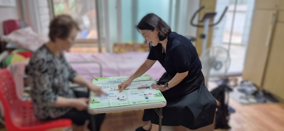 안양시가 계속되는 폭염에 전화·방문 등 맞춤형 서비스로 취약계층의 건강한 여름나기를 적극 돕고 있다./ 안양시 제공