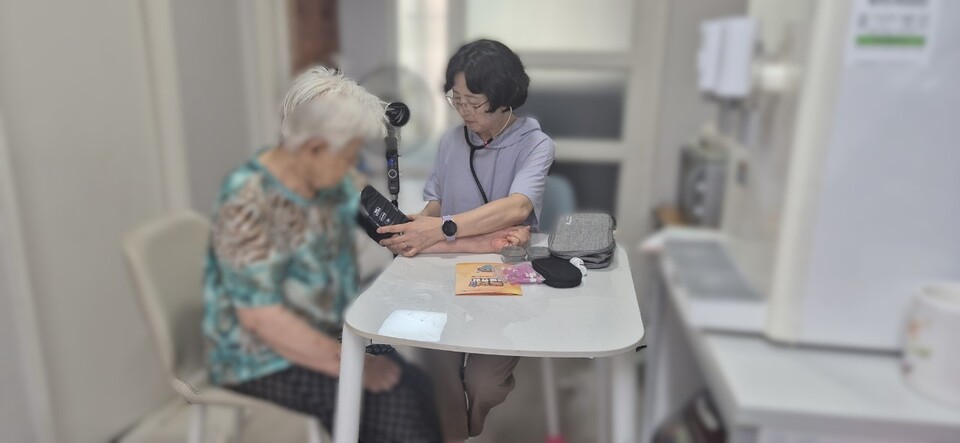 노인맞춤돌봄서비스의 생활지원사도 전화·방문을 실시하며 대상 노인 2615명의 건강을 꼼꼼히 살피고 있다. / 안양시 제공