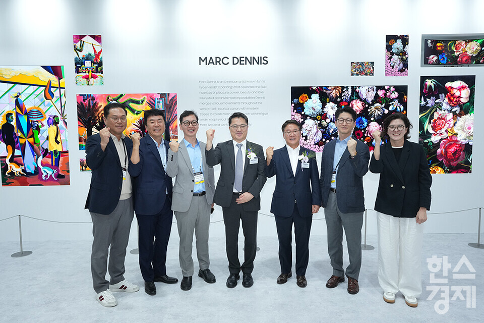 최신 디스플레이 기술을 한자리에서 볼 수 있는 '2025 한국디스플레이산업전시회(K-Display 2025)'가 7일 서울 강남구 코엑스에서 열리고 있다. 문신학 산업통상자원부 차관, 이승우 한국디스플레이산업협회 부회장을 비롯한 내빈들이 삼성디스플레이 부스에서 기념촬영을 하고 있다. /최대성 기자 dpdaesung@sporbiz.co.kr 2025.08.07.