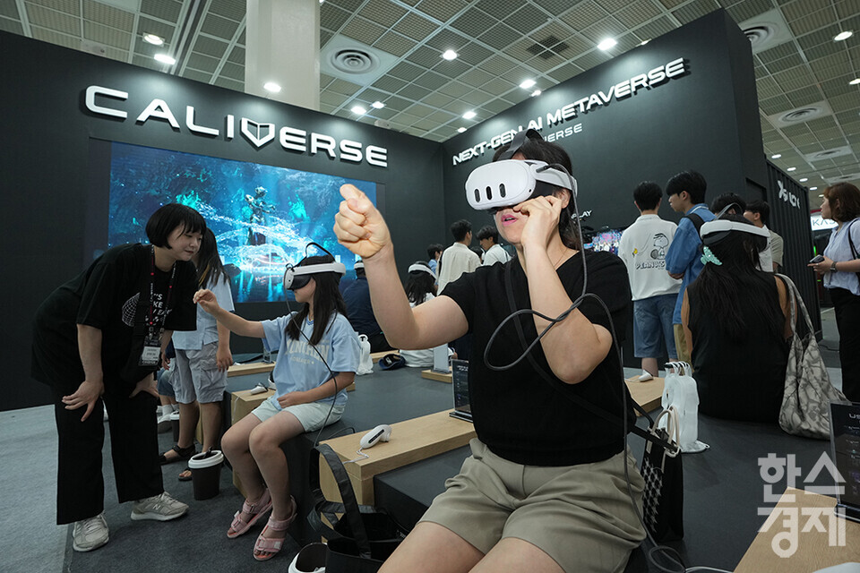 최신 디스플레이 기술을 한자리에서 볼 수 있는 '2025 한국디스플레이산업전시회(K-Display 2025)'가 7일 서울 강남구 코엑스에서 열리고 있다. 관람객들이 칼리버스 부스에서  디스플레이 관련 제품을 체험하고 있다. /최대성 기자 dpdaesung@sporbiz.co.kr 2025.08.07.