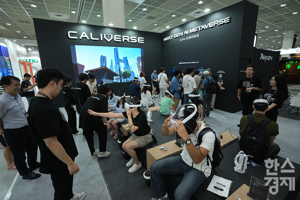 최신 디스플레이 기술을 한자리에서 볼 수 있는 '2025 한국디스플레이산업전시회(K-Display 2025)'가 7일 서울 강남구 코엑스에서 열리고 있다. 관람객들이 칼리버스 부스에서  디스플레이 관련 제품을 체험하고 있다. /최대성 기자 dpdaesung@sporbiz.co.kr 2025.08.07.