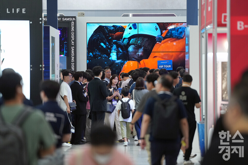 최신 디스플레이 기술을 한자리에서 볼 수 있는 '2025 한국디스플레이산업전시회(K-Display 2025)'가 7일 서울 강남구 코엑스에서 열리고 있다. 많은 관람객들이 부스를 살피고 있다. /최대성 기자 dpdaesung@sporbiz.co.kr 2025.08.07.