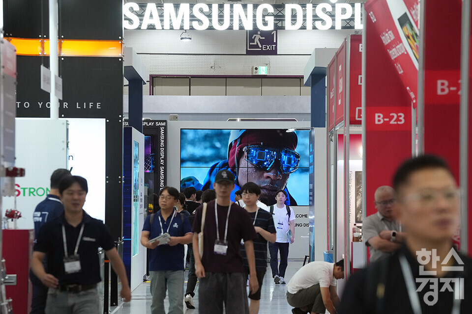 최신 디스플레이 기술을 한자리에서 볼 수 있는 '2025 한국디스플레이산업전시회(K-Display 2025)'가 7일 서울 강남구 코엑스에서 열리고 있다. 많은 관람객들이 부스를 살피고 있다. /최대성 기자 dpdaesung@sporbiz.co.kr 2025.08.07.