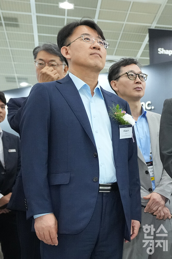 최신 디스플레이 기술을 한자리에서 볼 수 있는 '2025 한국디스플레이산업전시회(K-Display 2025)'가 7일 서울 강남구 코엑스에서 열리고 있다. 이청 삼성디스플레이 사장이 LG디스플레이 부스를 찾아 설명을 듣고 있다. /최대성 기자 dpdaesung@sporbiz.co.kr 2025.08.07.