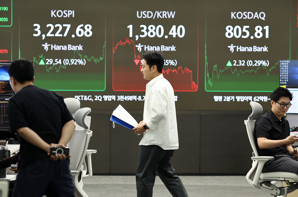 코스피가 미국 트럼프 행정부의 상호관세 발효일인 7일 애플 호재에 상승해 3220대에서 마감했다. /사진=연합뉴스