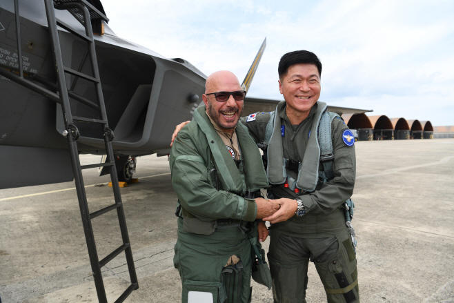 7일 공군 사천기지에서 이브라힘 나세르 모하메드 알 알라위 UAE 국방차관과 이영수 공군참모총장이 비행기에서 내린 후 손을 잡고 기념촬영하고 있다. /공군