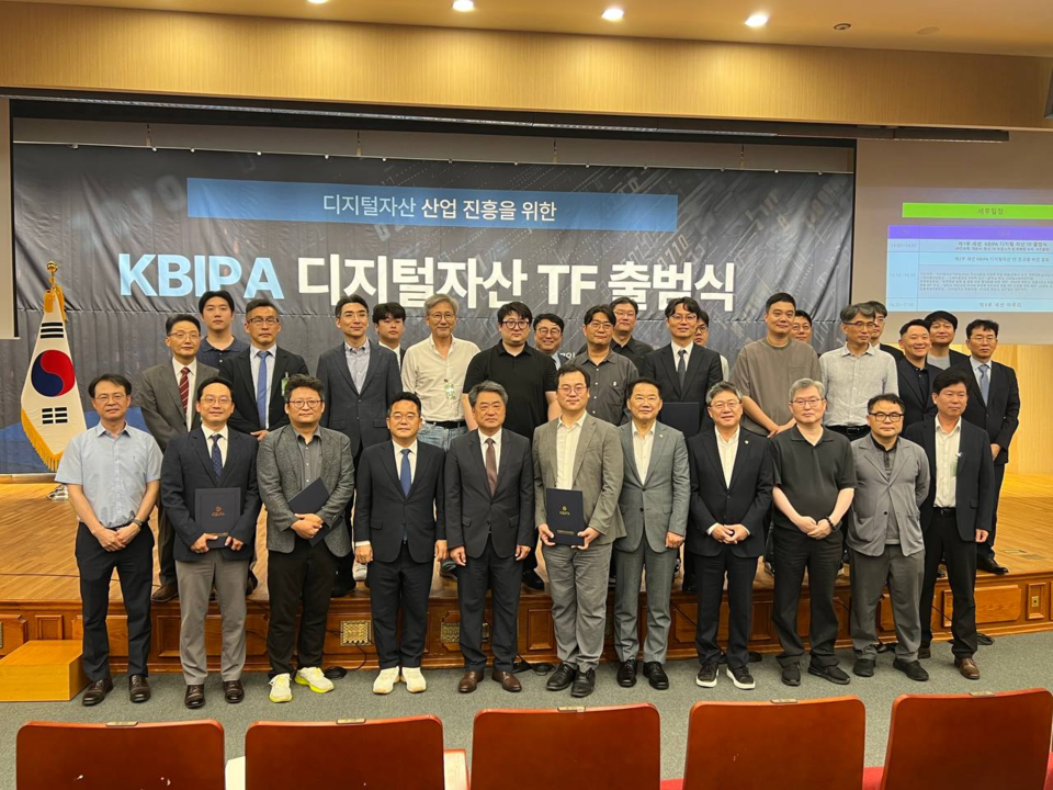 사단법인 한국블록체인산업진흥협회(KBIPA)가 7일 국회 도서관 대강당에서 개최한 디지털자산 산업 진흥을 위한 'KBIPA 디지털자산 TF 출범식'에서 참석자들이 단체 사진촬영을 하고있다. /사진=한국블록체인산업진흥협회