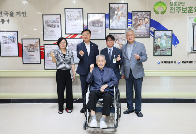 김관영 전북지사가 전주보훈요양원을 방문, 호남권 유일 생존 애국지사인 이석규 지사를 위문하고 감사와 존경의 뜻을 전했다./전북도