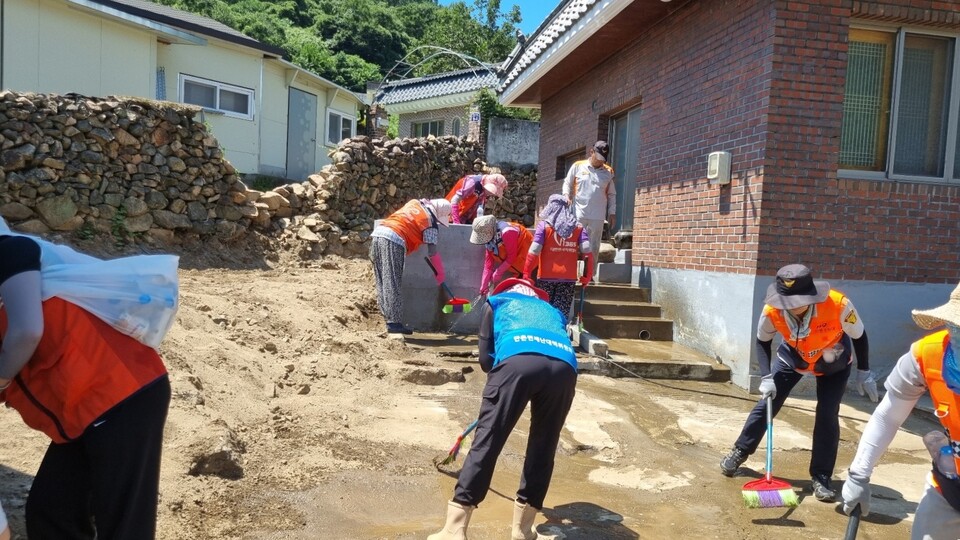 의성군 단촌면 주민자치회원들 수해 현장에서 아픔을 함께 .사진 =의성군 제공