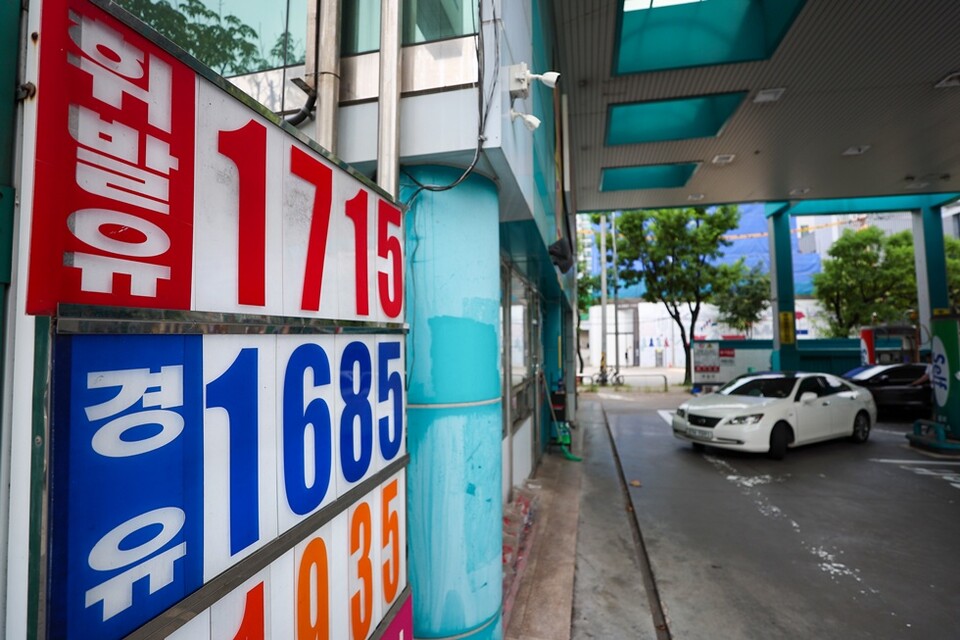 지난 3일 서울 시내 한 주유소에 유가 정보가 표시돼 있는 모습. 사진/연합뉴스