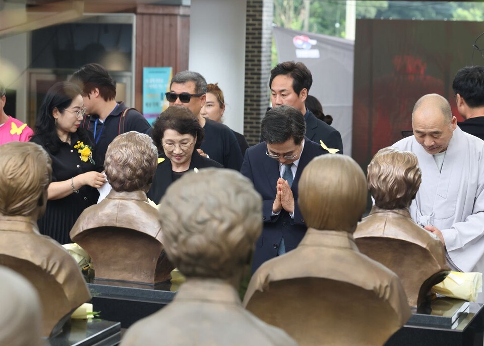 이날 행사는 고(故) 박옥선·이옥선 할머니 흉상 제막식, 문화공연 등 다채롭게 진행됐으며, 특히 AI기술로 복원한 김순덕 할머니 디지털 휴먼이 공개돼 눈길을 끌었다./ 경기도 제공