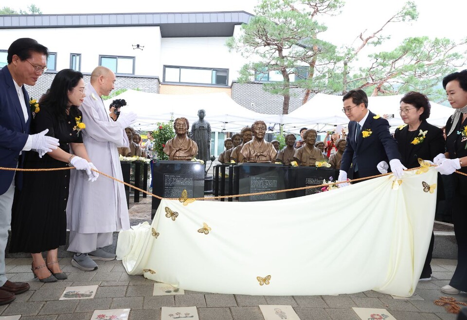 김동연 지사는 “평화와 인권의 가치를 일깨운 할머님들을 끝까지 기억하고 그 뜻을 지켜나가겠다”며 “세계 시민과 연대해 역사와 진실을 잊지 않겠다”고 강조했다./ 경기도 제공