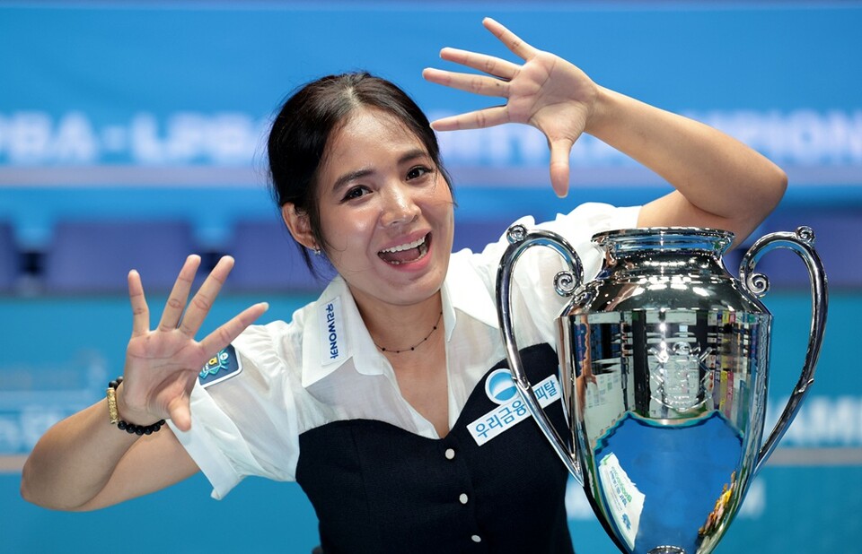 스롱이 통산 9승을 자축하는 세리머니를 하고 있다. /LPBA 제공