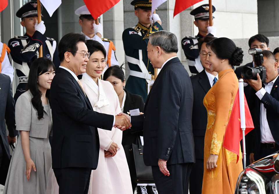 이재명 대통령과 김혜경 여사가 11일 서울 용산 대통령실 청사에서 국빈 방문한 또 럼 베트남 당 서기장 부부를 맞이하고 있다. 사진=연합뉴스