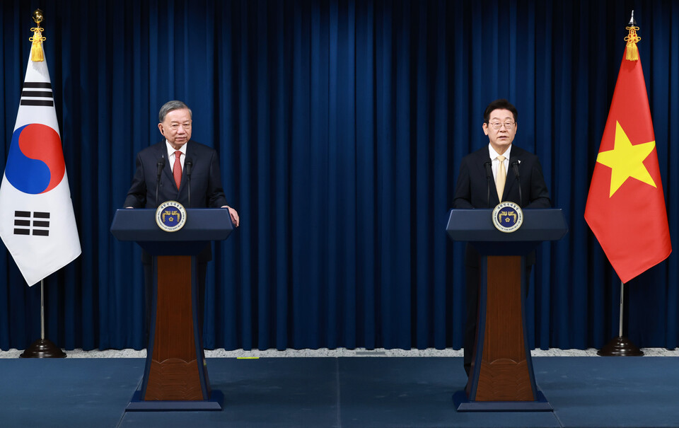 이재명 대통령이 11일 서울 용산 대통령실 청사에서 열린 한·베트남 공동언론발표에서 발언하고 있다. 이 대통령 왼쪽은 또 럼 베트남 당 서기장. 사진=연합뉴스