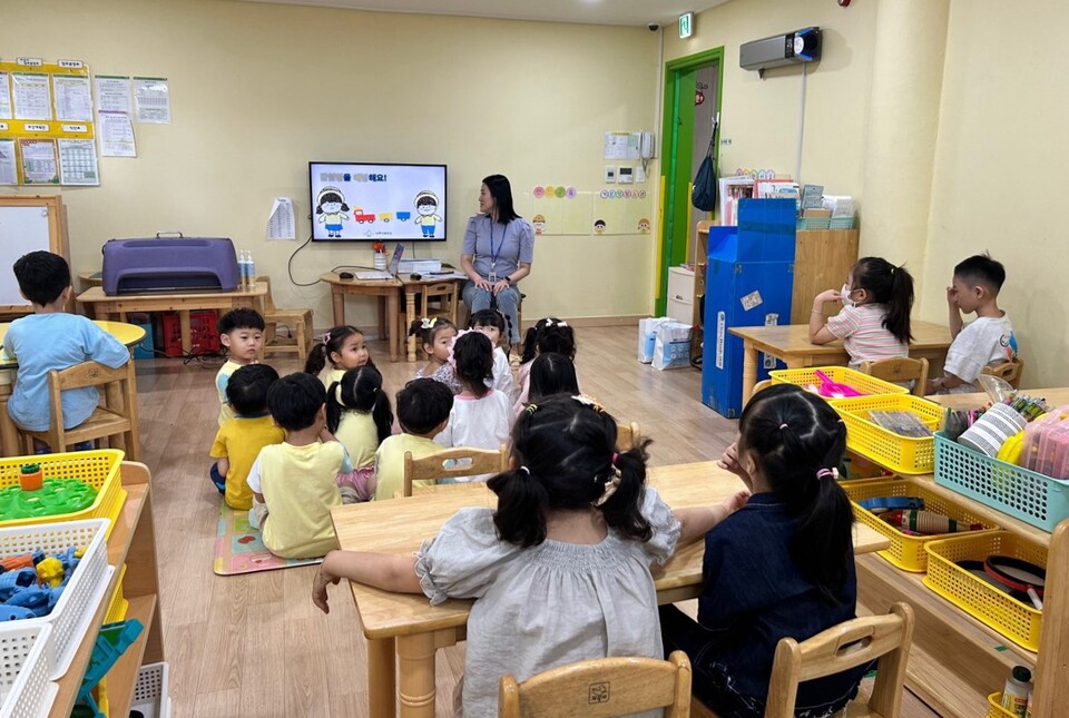 나주시 보건소가 어린이들에게 손 씻기 등의 위생 실천을 전달하고 있다. /사진=나주시