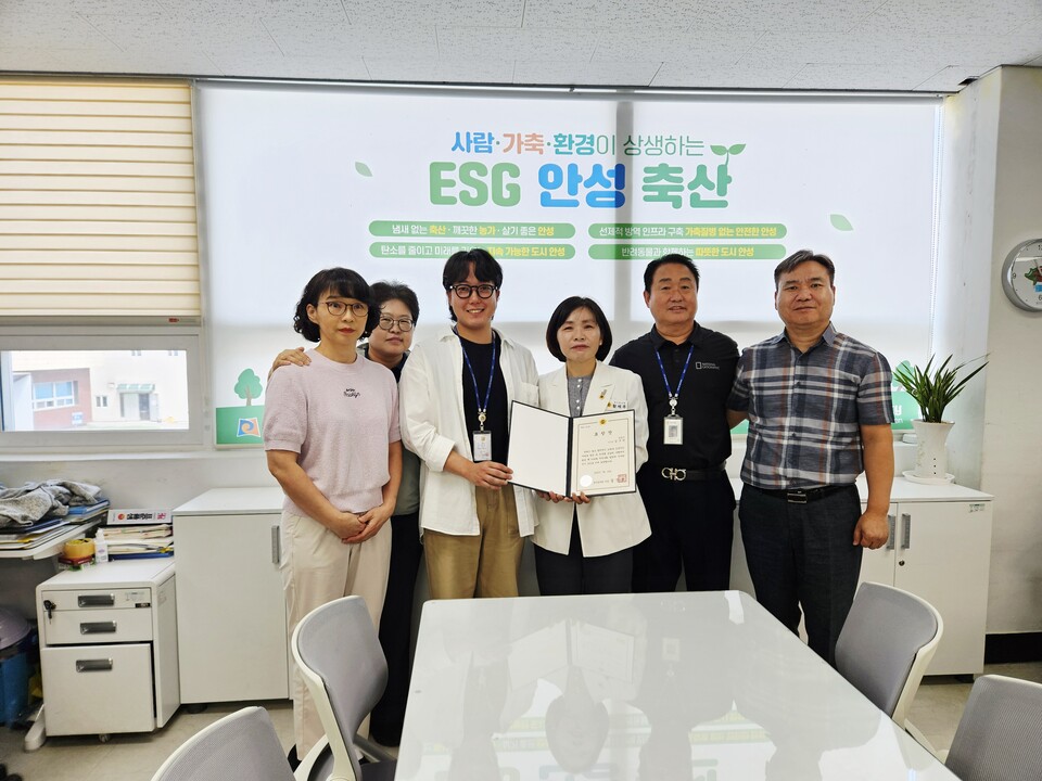 8월 7일 황세주 경기도의회 보건복지위원회 부위원장(더불어민주당, 비례)은 직접 표창을 전수하며 “김 주무관의 열정과 성과는 안성시 축산 발전의 큰 원동력”이라며 “앞으로도 지역 현안 해결과 농업·축산 경쟁력 제고에 중추적인 역할을 해주시길 기대한다”고 격려했다./ 황세주 의원실 제공