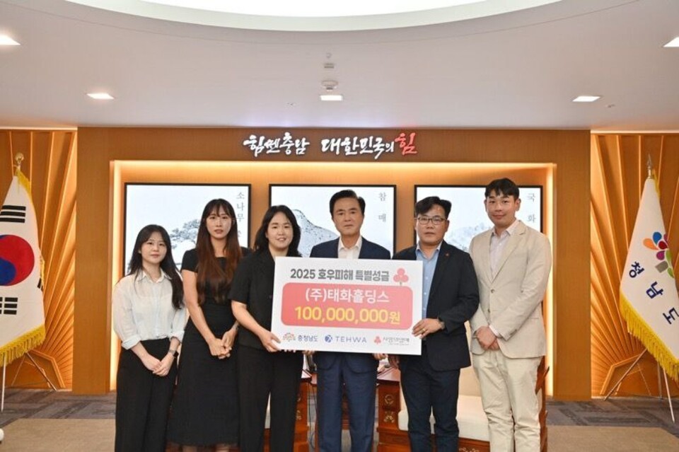 고(故) 길기상 박사(가운데)가 대만 수교 중 관계자들과 악수를 하고 있다./태화홀딩스