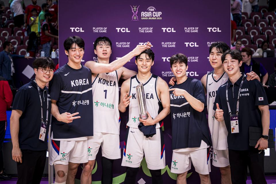 대표팀 선수단이 레바논전 최우수선수(MVP)에 선정된 유기상(가운데)을 축하하고 있다. /FIBA 제공