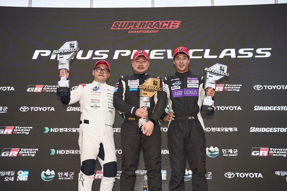  2025 오네(O-NE) 슈퍼레이스 챔피언십 프리우스 PHEV 클래스 4차전에서 1, 2, 3위를 차지한 부산과학기술대학교 강창원 선수(가운데), 어퍼스피드 송형진 선수(왼쪽), 레드콘모터스포트 이율 선수(오른쪽). / 브리지스톤타이어