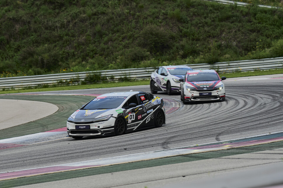  2025 슈퍼레이스 챔피언십 프리우스 PHEV 클래스 4차전에서 1번 강창원, 86번 송형진, 12번 이율이 경합하고 있다. / 슈퍼레이스