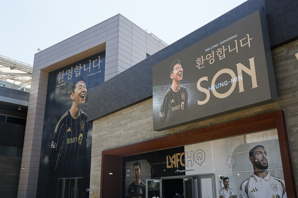로스앤젤레스(LA) BMO 스타디움에서 열린 기자회견에 앞서, LAFC는 경기장 외부에 손흥민을 환영하는 표지판을 설치해 새 선수를 맞이했다. /연합뉴스
