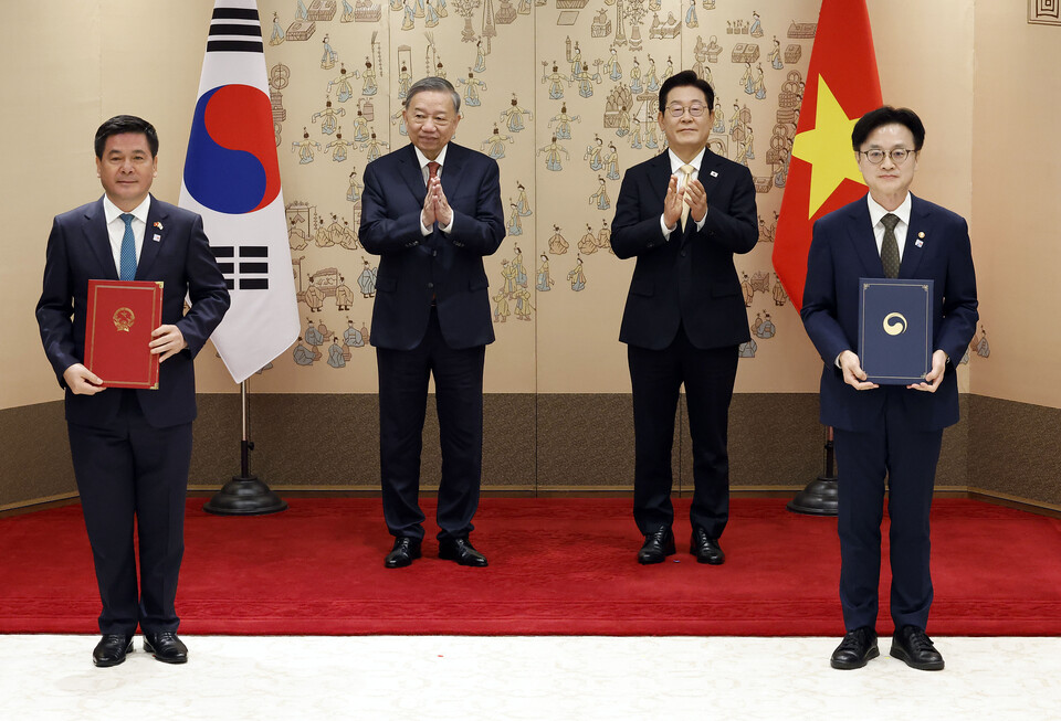 김정관 산업통상자원부 장관(앞줄 오른쪽)과 응우옌 홍 지엔 베트남 산업무역부 장관이 11일 서울 용산 대통령실 청사에서 이재명 대통령과 또 럼 베트남 당 서기장이 임석한 가운데 진행된 양해각서(MOU) 체결식에서 재생에너지 협력 MOU에 서명한 뒤 기념 촬영을 하고 있다./연합뉴스