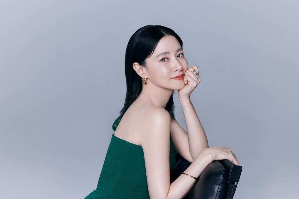 제이시스메디칼은 미용의료기기 브랜드의 전속 모델인 배우 이영애와의 모델 계약을 연장한다./제이시스메디칼 제공