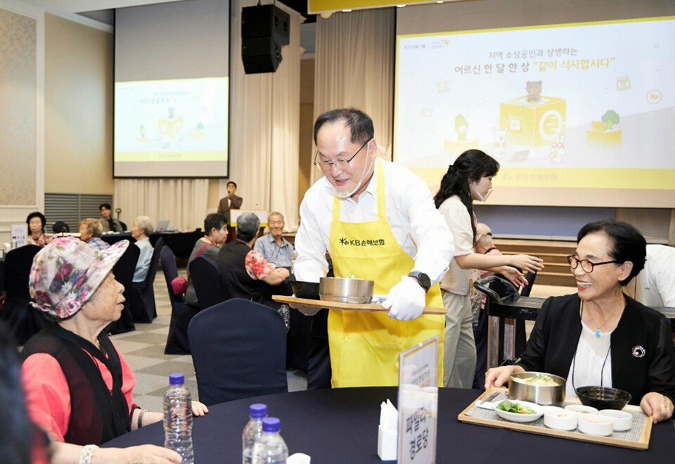  오병주 KB손해보험 경영관리부문장이 지난 11일, 말복을 맞아 경기도 의정부시에 위치한 아일랜드캐슬에서  배식 봉사를 하고 있다 . 사진/KB손해보험