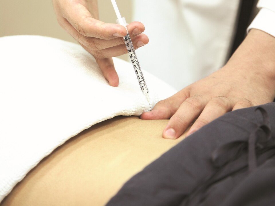 의료진이 약침 치료를 진행하고 있는 모습./자생한방병원 제공