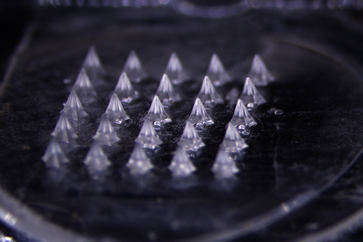 대웅테라퓨틱스가 개발한 마이크로니들 패치를 6.7배 확대 촬영한 모습./대웅제약 제공