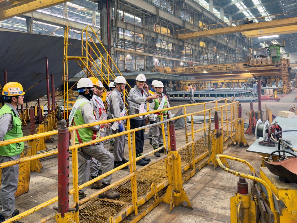 김찬 케이조선 대표이사가 지난 12일 선각 공장에서 현장 안전 점검을 시행하고 있다./케이조선