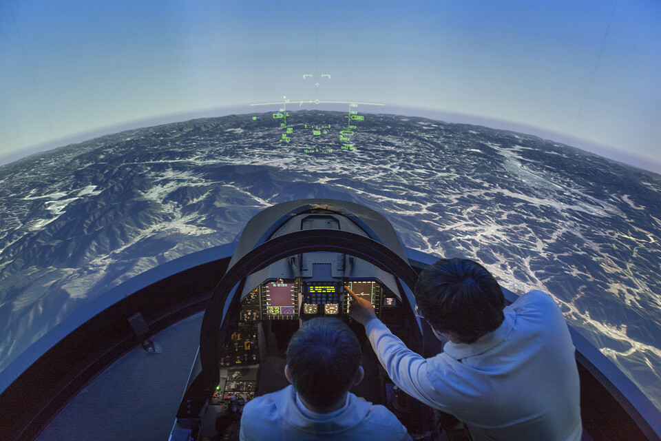 KAI가 개발한 AI 기반 전술개발·훈련용 모의비행훈련체계 시스템./KAI