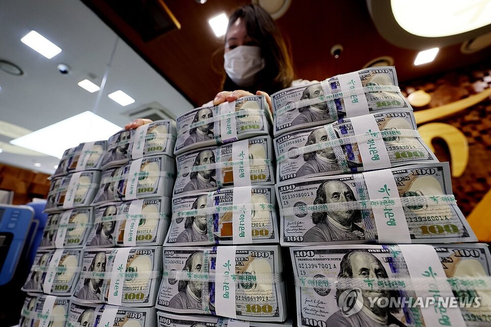 원·달러 환율 변동성 확대와 함께 외화 수요가 증가하면서 은행권이 달러를 기반으로 한 금융 상품과 혁신 서비스를 앞세워 고객 유치에 열중하고 있다. /연합뉴스