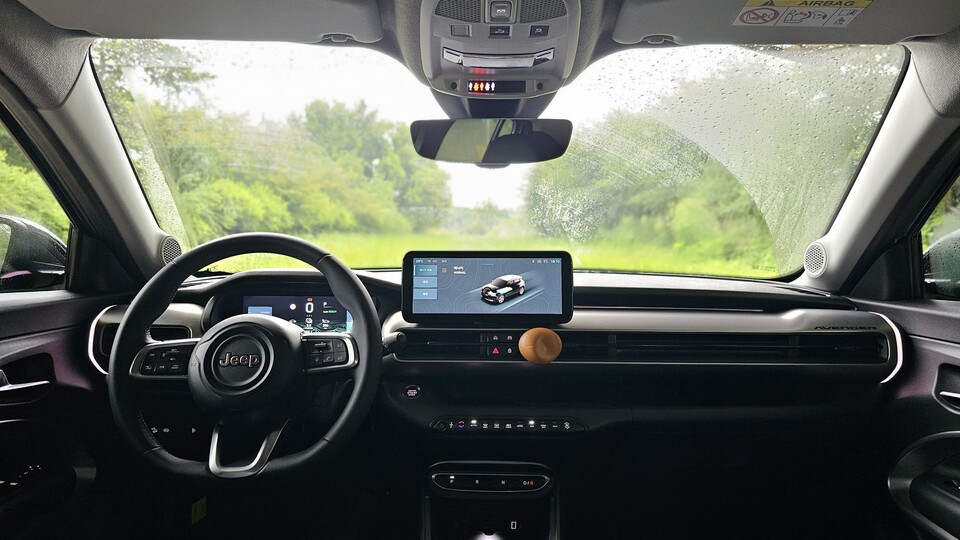 지프 '어벤저'의 실내 모습. / 곽호준 기자