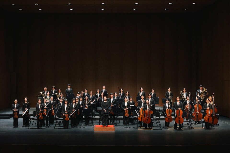1부에서는 상임지휘자 김영랑의 지휘로 C.M. 폰 베버의 무도회의 권유, 생상스의 죽음의 무도 등 고전 명곡을 연주한다. 2부 초반에는 영화 여인의 향기 OST, 뮤지컬 시카고와 웨스트사이드스토리 속 라틴·재즈 음악을, 후반에는 마이클 잭슨, 브루노 마스, 레이디 가가 등 세계적인 팝 스타의 히트곡을 오케스트라 편곡으로 재탄생시켜 흥겨운 무대를 선사한다./ 용인문화재단 제공