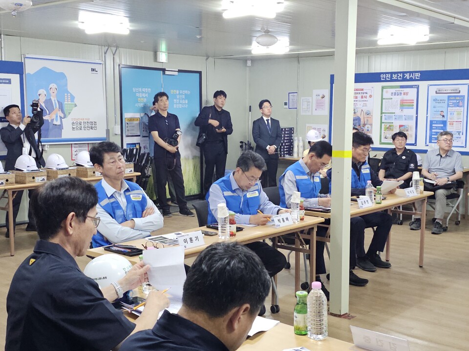 더불어민주당 산업재해예방TF가 14일 경기 의정부 신곡동 DL건설 아파트 신축공사 현장을 점검했다. 사진=박홍배 의원실