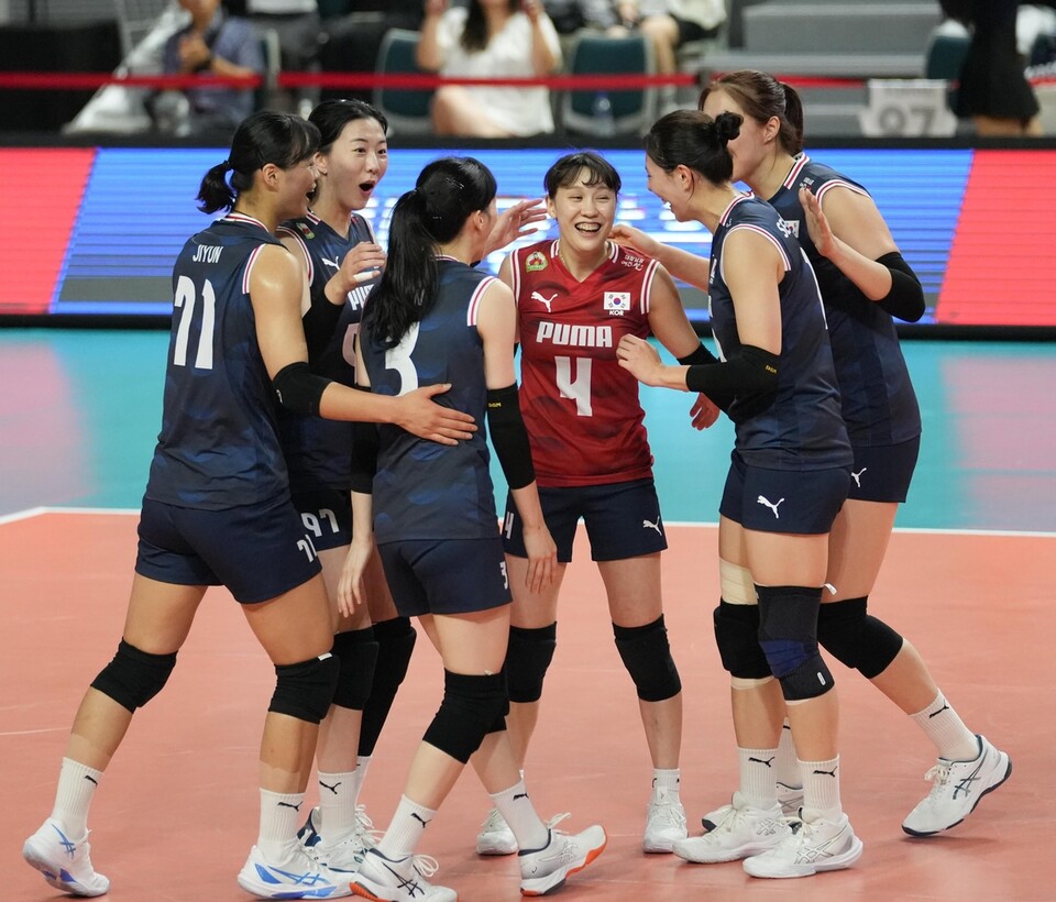 한국 여자배구 대표팀은 15일 경남 진주체육관에서 열린 대회 3차전에서 세계 정상급 아포짓 스파이커 이사벨 하크를 앞세운 스웨덴에 세트 스코어 1-3로 패했다. /대한배구협회 제공
