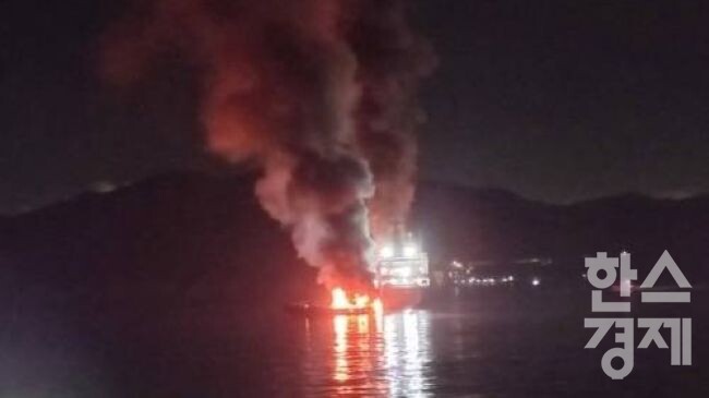 ▲16일 오전 1시4분쯤 전남 여수시 신북항 정박지에서 정박 중이던 2692톤급 석유제품운반선 A호와 24톤급 용달선 B호에서 잇따라 화재가 발생, 해경이 진화작업을 하고 있다. (사진=여수해경)