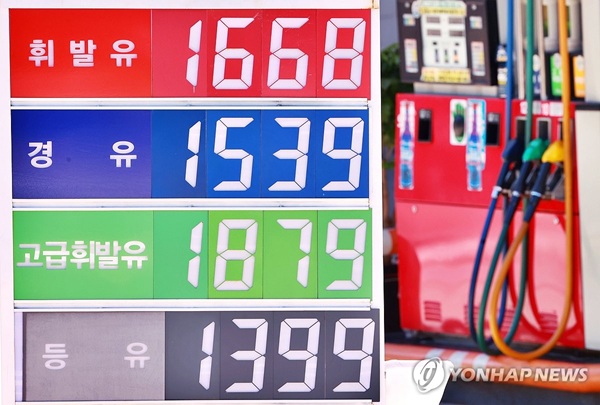 16일 한국석유공사 유가정보시스템 오피넷에 따르면 8월 둘째 주(10∼14일) 전국 주유소의 휘발유·경유 판매 가격이 동반 하락했다. /연합뉴스