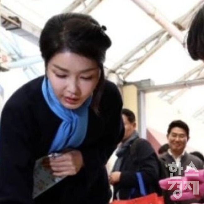 ▲2023년 11월 김건희 여사가 순천 아랫장 방문 당시 상인과 대화를 나누는 장면을 뒤에서 지켜본 노관규 순천시장이 뒤에서 미소를 짓고 있다. (사진=김문수 의원 페이스북)