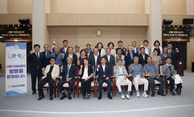 익산시의회가 선배 의원들을 초청해 고견을 듣는 소중한 간담회를 가졌다./시의회