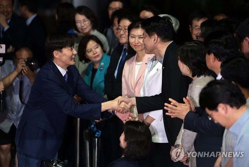 조국 전 조국혁신당 대표가 15일 서울 구로구 남부교도소에서 광복절 특별사면·복권 조치로 출소하며 관계자들과 인사하고 있다./ 연합뉴스 제공