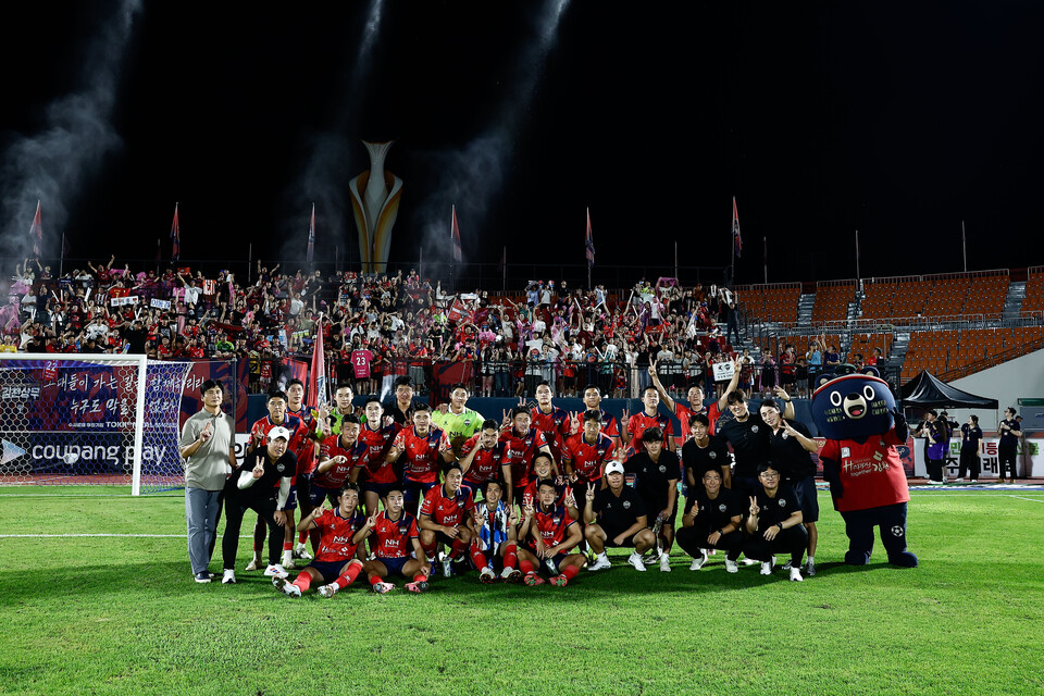 서울전 승리한 김천상무 선수단이 승리샷을 찍고 있다. 사진=김천상무 제공