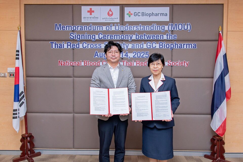 (왼쪽부터) 박형준 GC녹십자 오창공장 본부장, 두차이 차이와니치시리(Dootchai Chaiwanichsiri) 태국 적십자사 혈액원장이 업무협약 체결 후 기념 사진을 촬영하고 있다./GC녹십자 제공