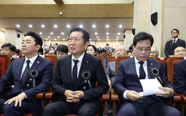 정청래 더불어민주당 대표와 송언석 국민의힘  비상대책위원장 겸 원내대표가 18일 서울 동작구 국립서울현충원 현충관에서 열린 김대중 전 대통령 서거 16주기 추모식에 참석해 있다. /연합뉴스