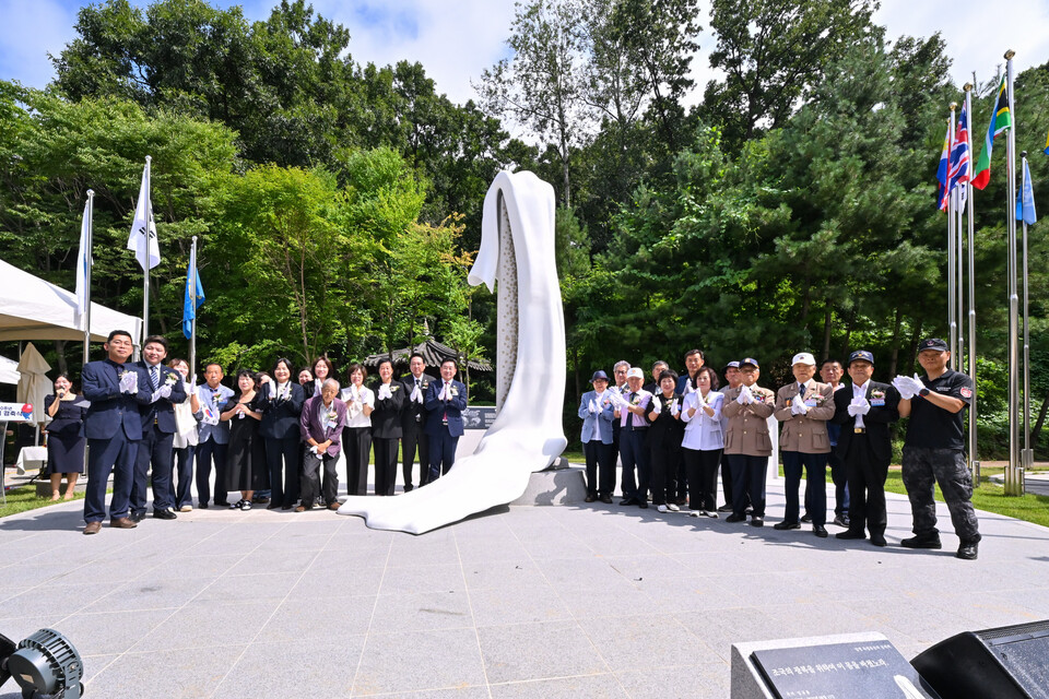 양평군(군수 전진선)은 지난 15일 오전 10시, 갈산공원에서 ‘제80주년 광복절 경축식’을 성황리에 개최했다. 이날 행사에는 전진선 양평군수를 비롯해 대한광복회 양평군지회, 독립운동가 유가족, 보훈단체, 군민 등 200여 명이 참석해 광복의 의미를 함께 되새겼다./ 양평군 제공