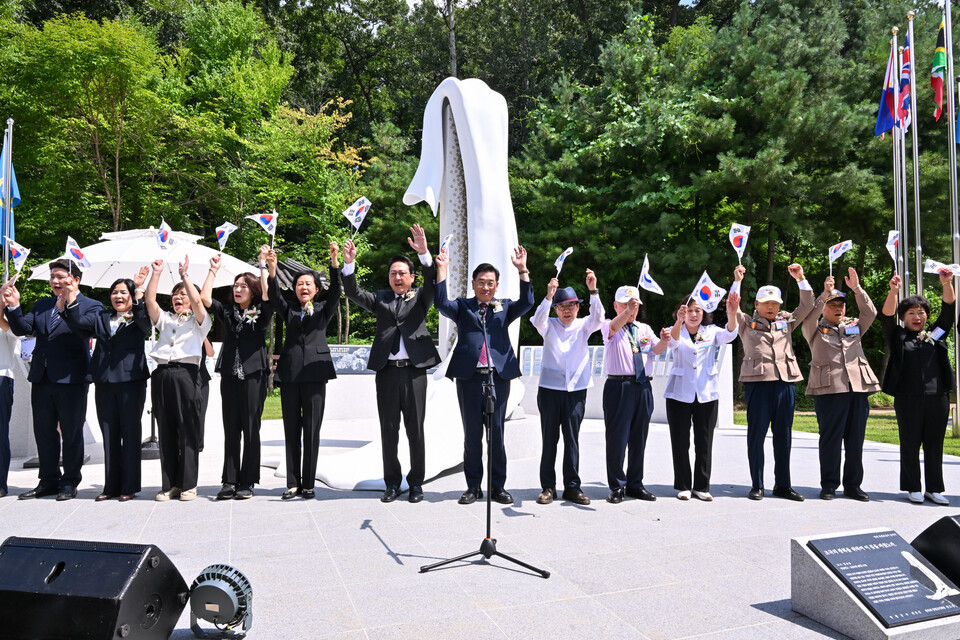 전진선 양평군수는 경축사에서 “광복 80주년을 맞아 호국공원으로 거듭나고 있는 갈산공원에서 독립유공자 공적비 제막식과 경축식을 함께하게 되어 매우 뜻깊다”며, 공적비 건립 과정에서 많은 자문과 의견을 준 변도상 광복회장에게 감사의 뜻을 전했다./ 양평군 제공