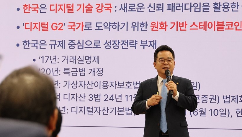 더불어민주당 민병덕 의원이 지난 7월 22일 서울 여의도 국회 의원회관에서 열린 '경제는 민주당, 코스피 5000시대 실현을 위해 민주당이 할 일(금융편)' 토론회에서 원화 스테이블 코인 도입을 통한 글로벌 디지털 금융 전략에 관해 강연하고 있다. 사진=연합뉴스